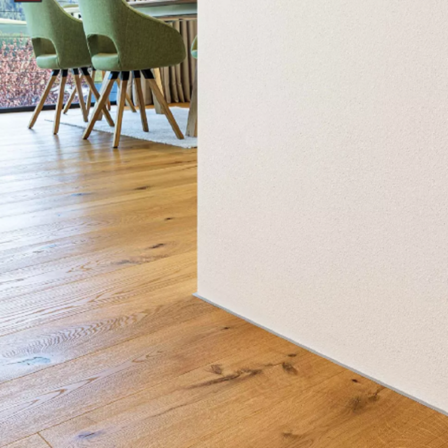 Микроплинтус алюминиевый анодированный серебро с пружинами